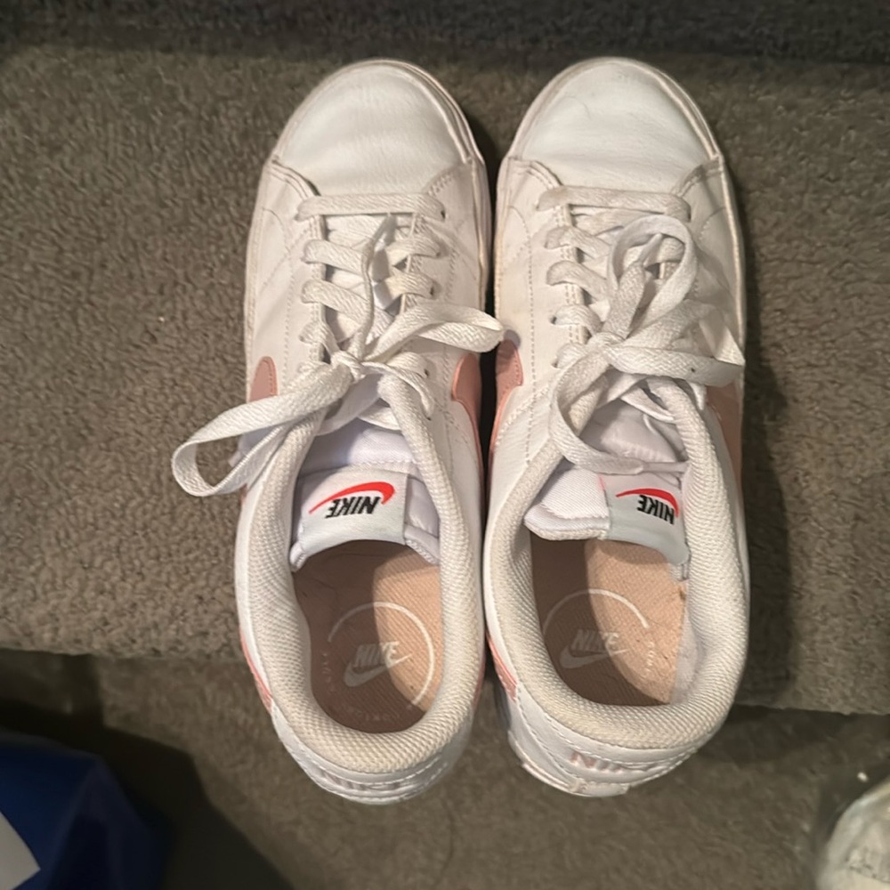 9.5 Womens Nike court with pink logo gently used